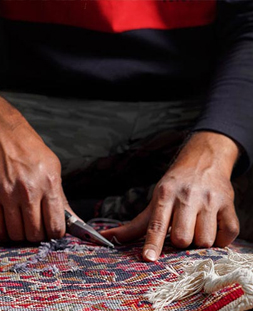 رفو گری قالی در قالیشویی جنوب تهران